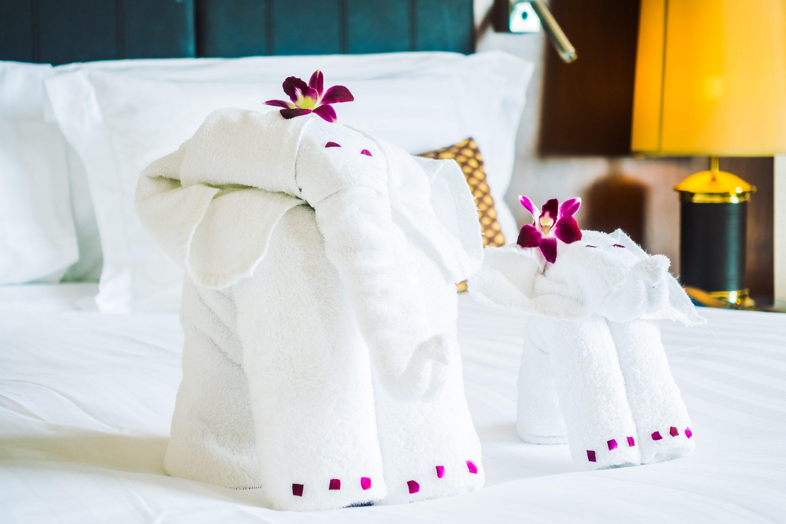 Why Clean Hotel Linen Matters More Than Room Décor for Guest Reviews